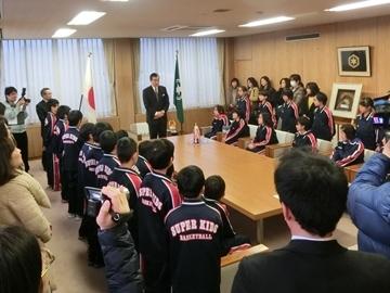 選手たちに激励を送っている市長の写真