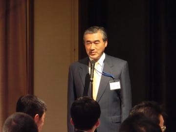 新年初会合会場であいさつをする市長の写真