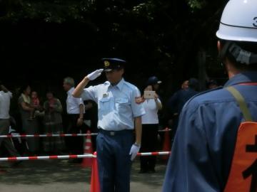 大会で敬礼する市長の写真