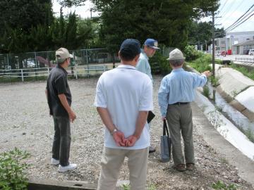 現地で市民からの要望を聞いている市長の写真