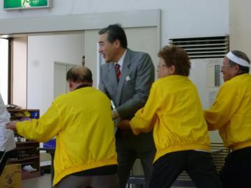 室内運動会で綱引きに参加する市長の写真