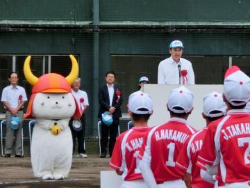 少年野球の開会式で挨拶をしている市長の写真
