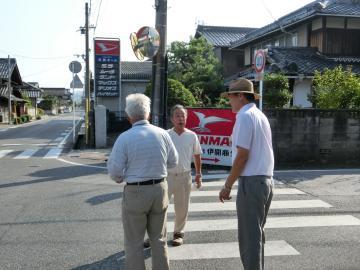 田原町自治会の役員から説明を受けながら現地確認をする市長の写真