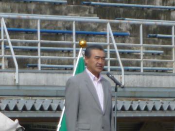 スポーツ大会開会式で挨拶をする市長の写真