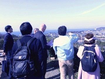 タイモン・スクリーチ氏と山頂から彦根の街を見渡している写真