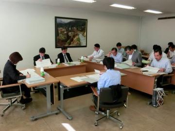 耐震委員会の会議中の写真