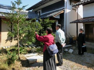 古民家の庭を視察している市長の写真