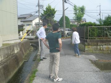 日の出東町自治会の方から説明を受けながら現地確認をする市長の写真