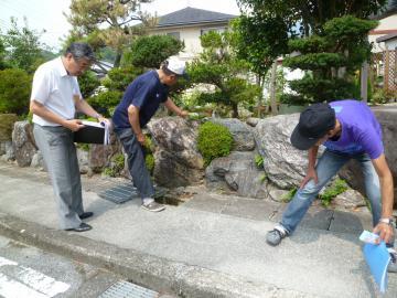 芹橋二丁目第一自治会の役員の方から説明を受けながら現地確認をする市長の写真