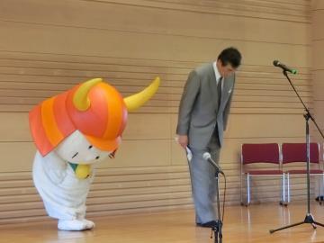 たんぽぽまつり会場でひこにゃんと一緒にお辞儀をしている市長の写真