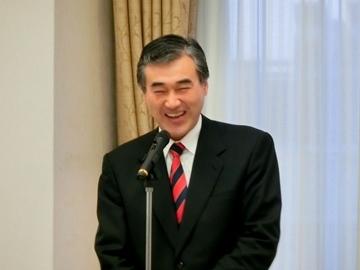 創立30周年記念式典で挨拶をしている市長の写真