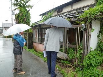 日夏町寺村自治会の役員の方から説明を受けながら現地確認をする市長の写真