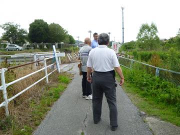 松原町千原自治会の役員の方から説明を受けながら現地確認をする市長の写真