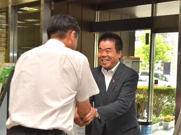 三日月知事と握手をする市長の写真