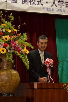 鳥居本学園開校式で挨拶をしている市長の写真