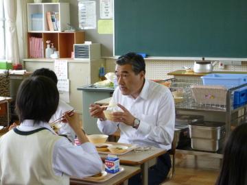 給食時間中の市長の写真