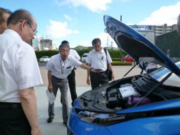 水素自動車「みらい」のボンネットを開けた状態で説明を受ける市長の写真