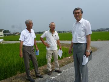 葛籠町自治会の役員の方から説明を受けながら現地確認をする市長の写真