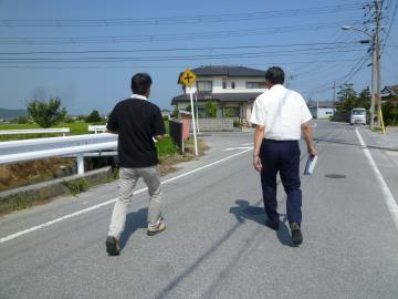 辻堂町自治会役員から説明を受けながら現地確認をする市長の写真