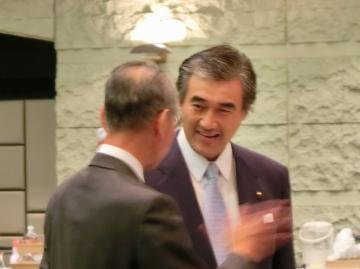 交流会で出席者と笑顔で談話している市長の写真