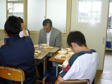 給食時間で中央中学校3年生のみなさんとの市長の写真