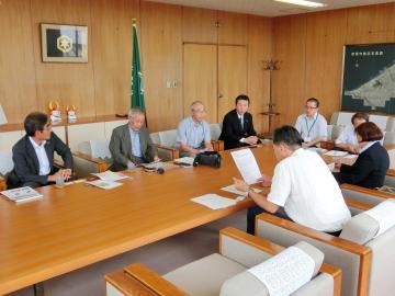 彦根ワイズメンズクラブの役員6名と市長、副市長がテーブルを囲み話をしている写真
