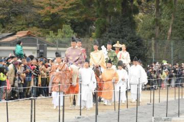 武者行列での馬上の市長の写真