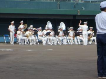 彦根球場で滋賀県警察音楽隊が演奏している様子の写真