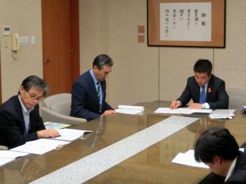 県知事と会議をしている写真