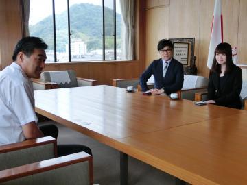 読売テレビ「びわ湖プロジェクト2014」スタッフと市長の写真