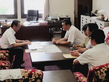 西嶋栄治副知事に要望事項を伝えている市長の写真