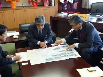 土井国交副大臣に説明をする市長の写真