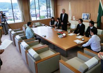 製作した彦根総合高等学校から生徒代表で山田瑠々花さんが来庁され、市長に挨拶をしている写真