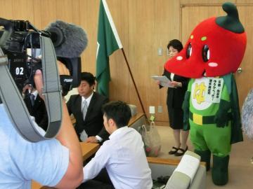 彦根総合高等学校の生徒、教員が着ぐるみを製作し、市長に報告している写真
