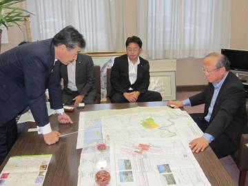 財務省で地図を広げ説明をしている市長の写真