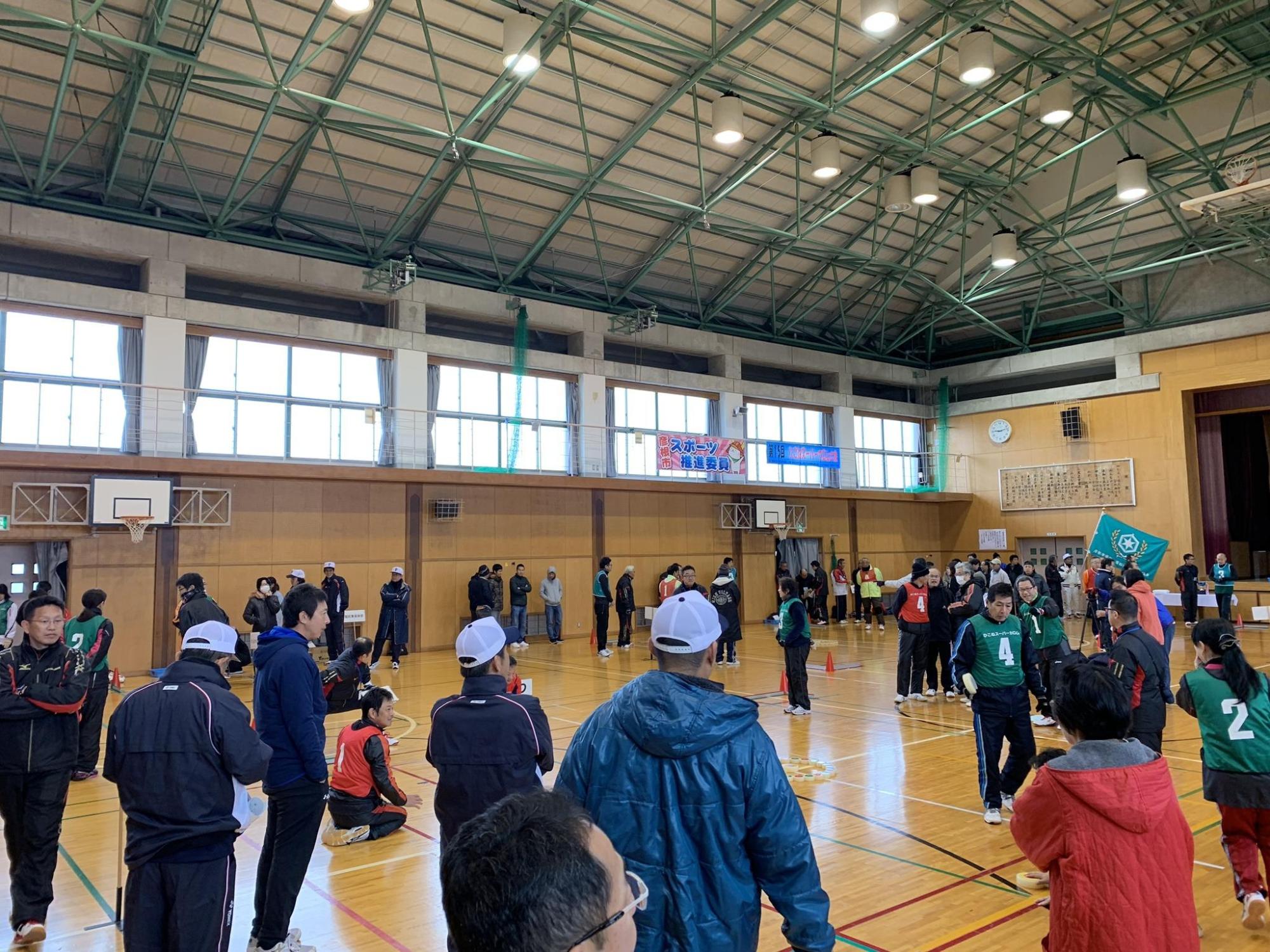 大会競技者と見学者の写真