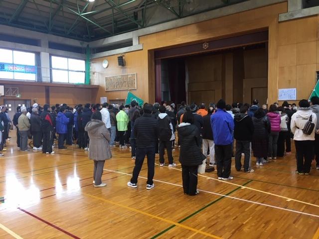 体育館でチームごとに整列し式典に参加している写真