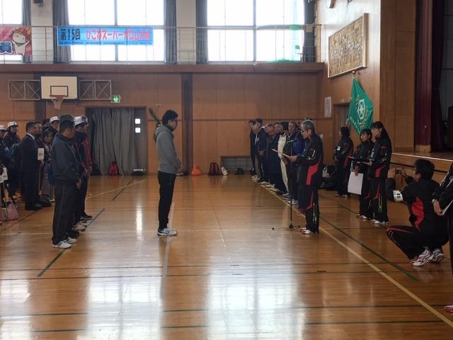 閉会式にて表彰されている競技参加者の写真