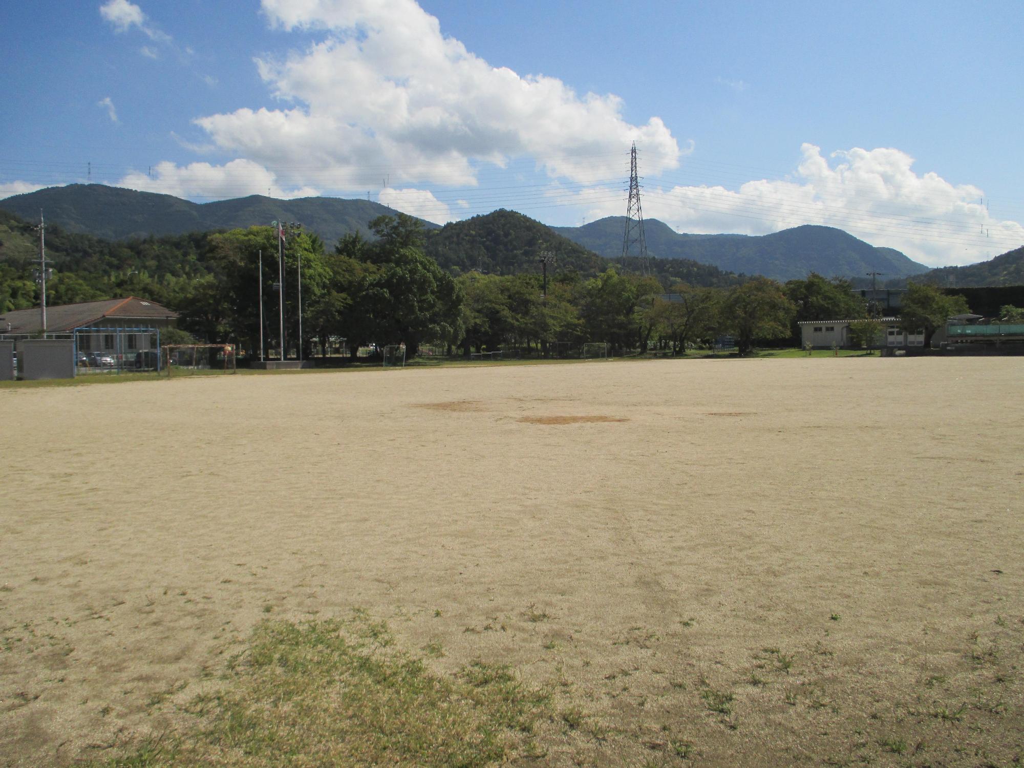 青空と山々と鳥居本小学校運動場の写真