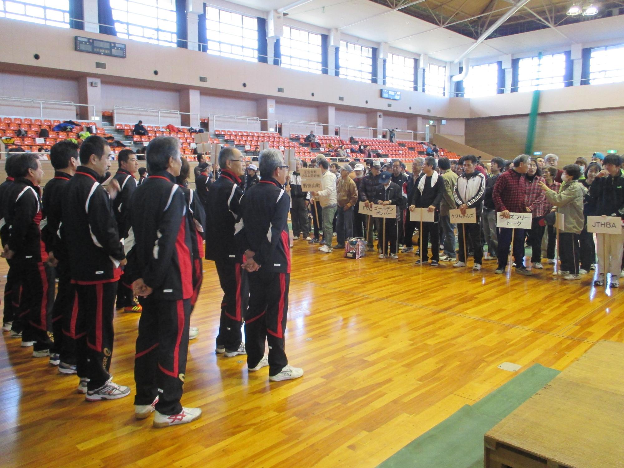 開会式で選手たちが整列している写真