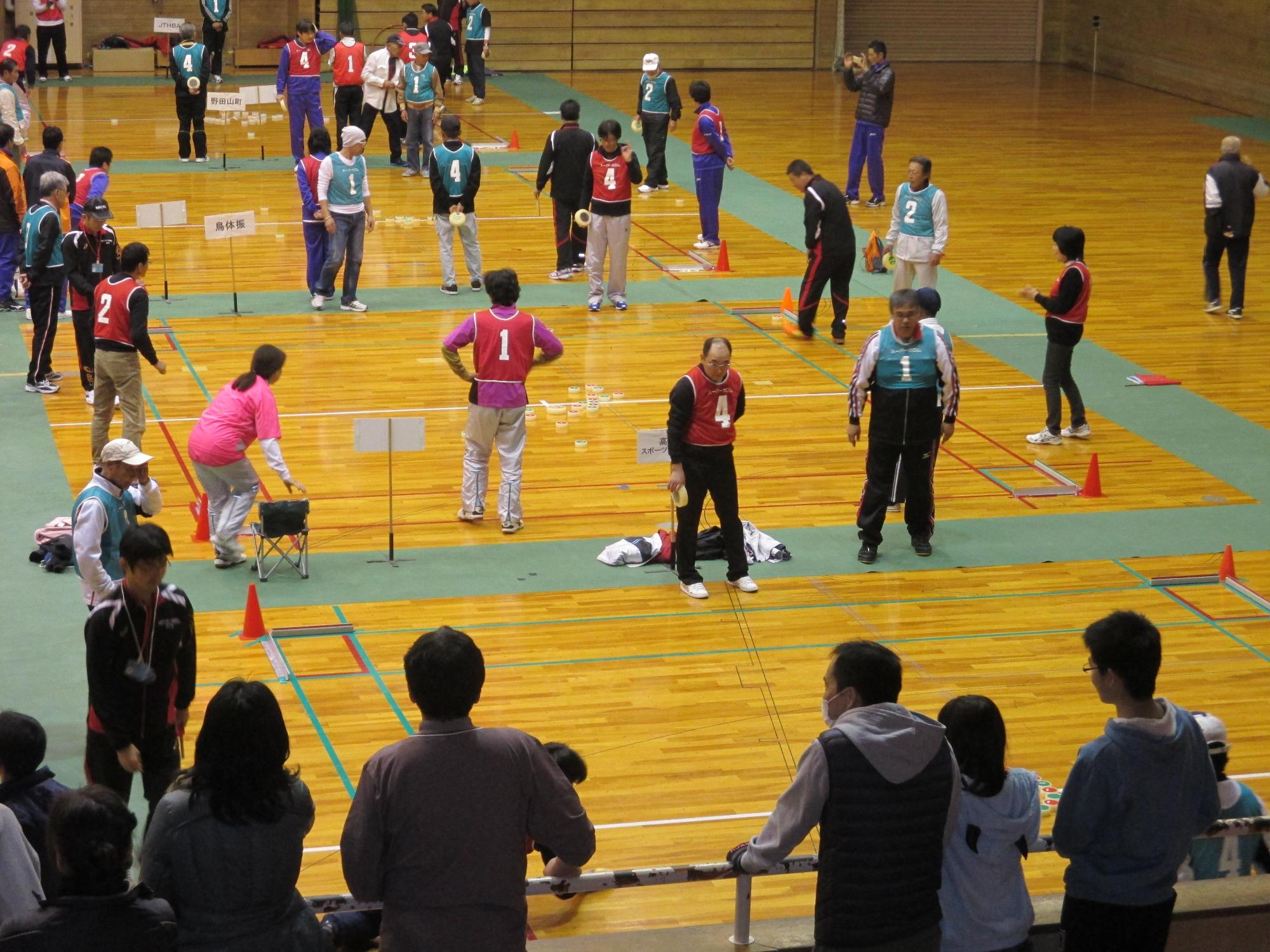 スーパーカロム大会を2階から撮影した写真