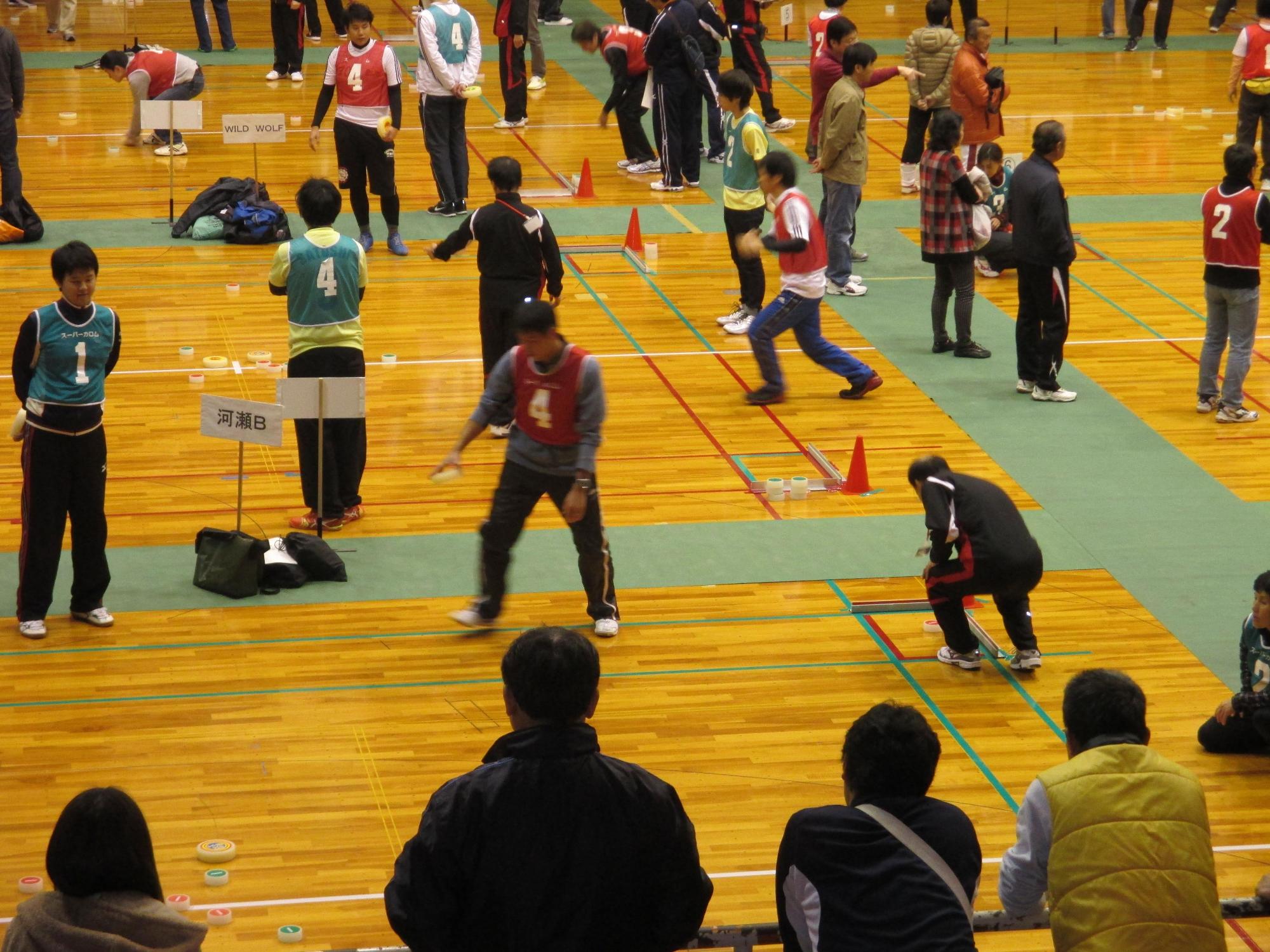 競技に取り組む選手たちの写真