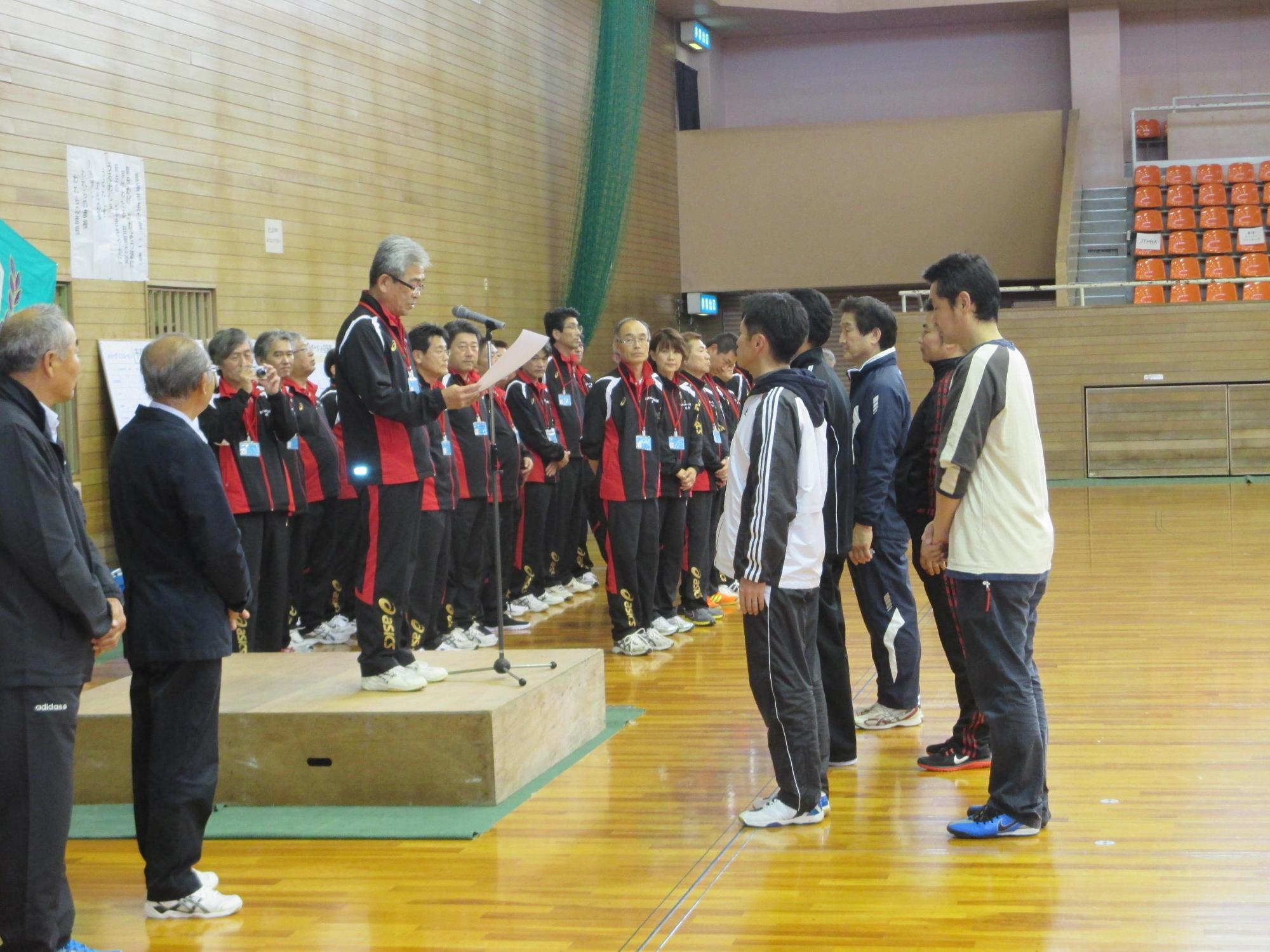 閉会式で表彰をしている写真