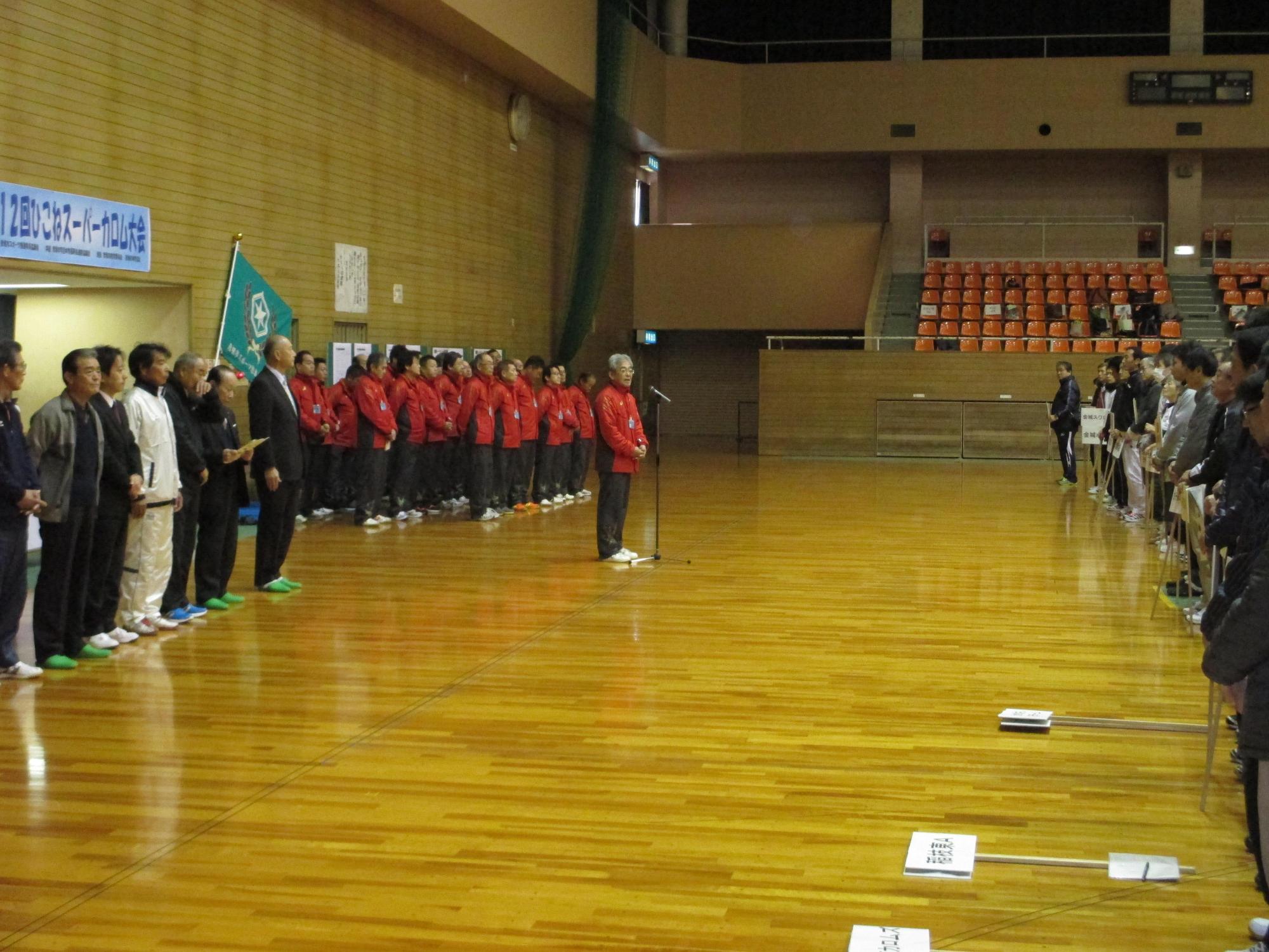 開会式で挨拶をしている写真