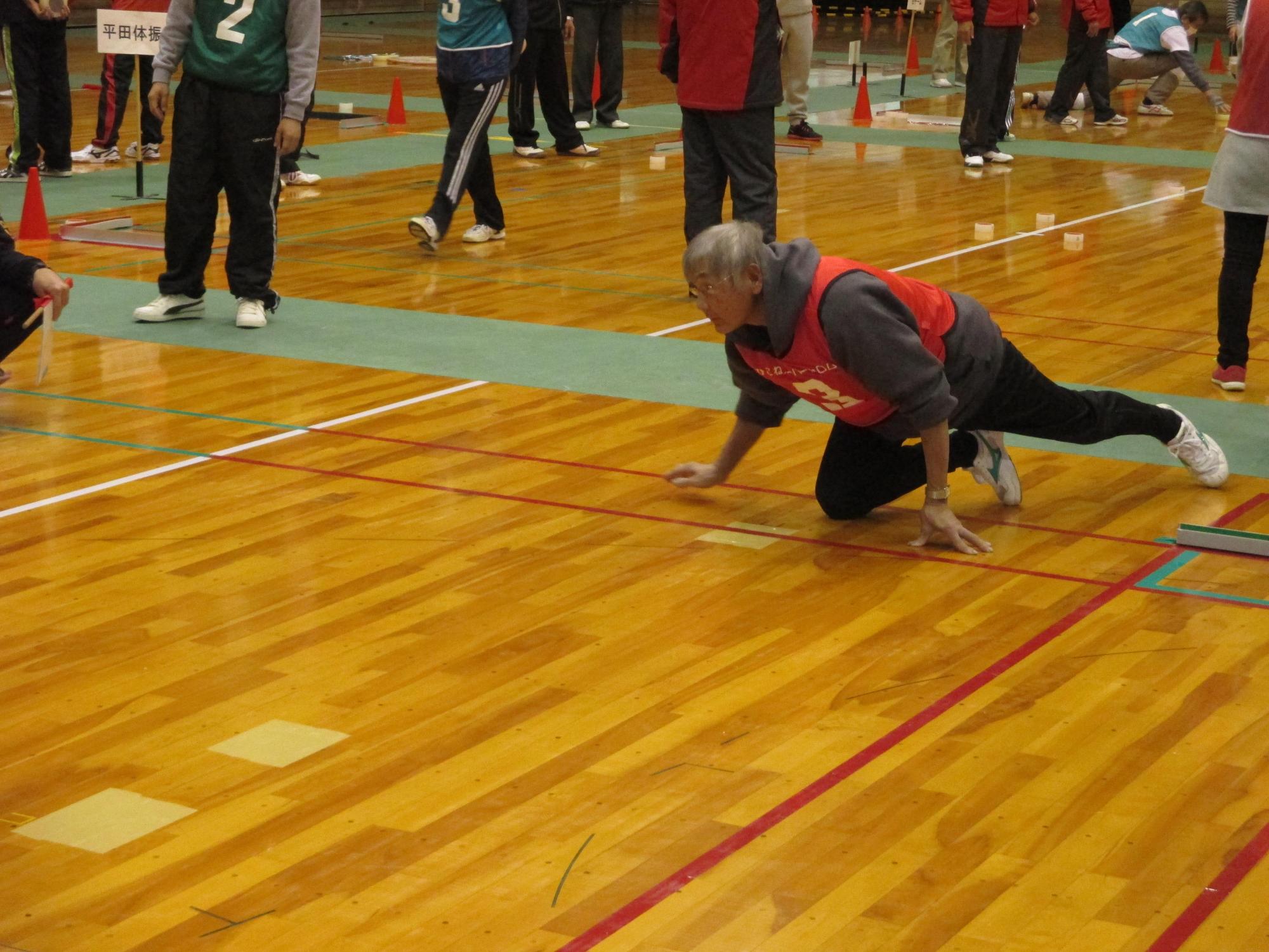 競技に参加している高齢者の写真