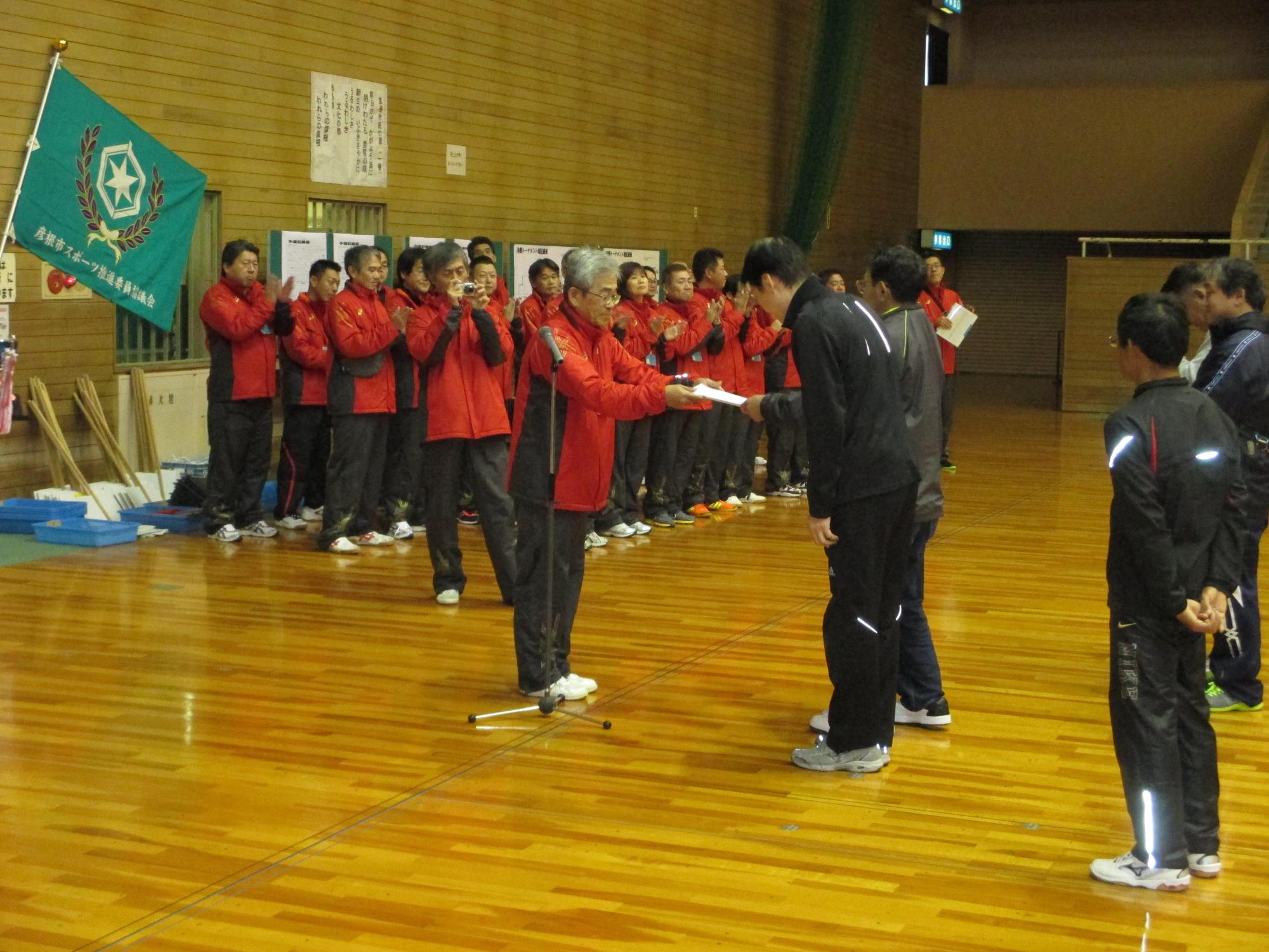 閉会式で表彰状を授与している写真