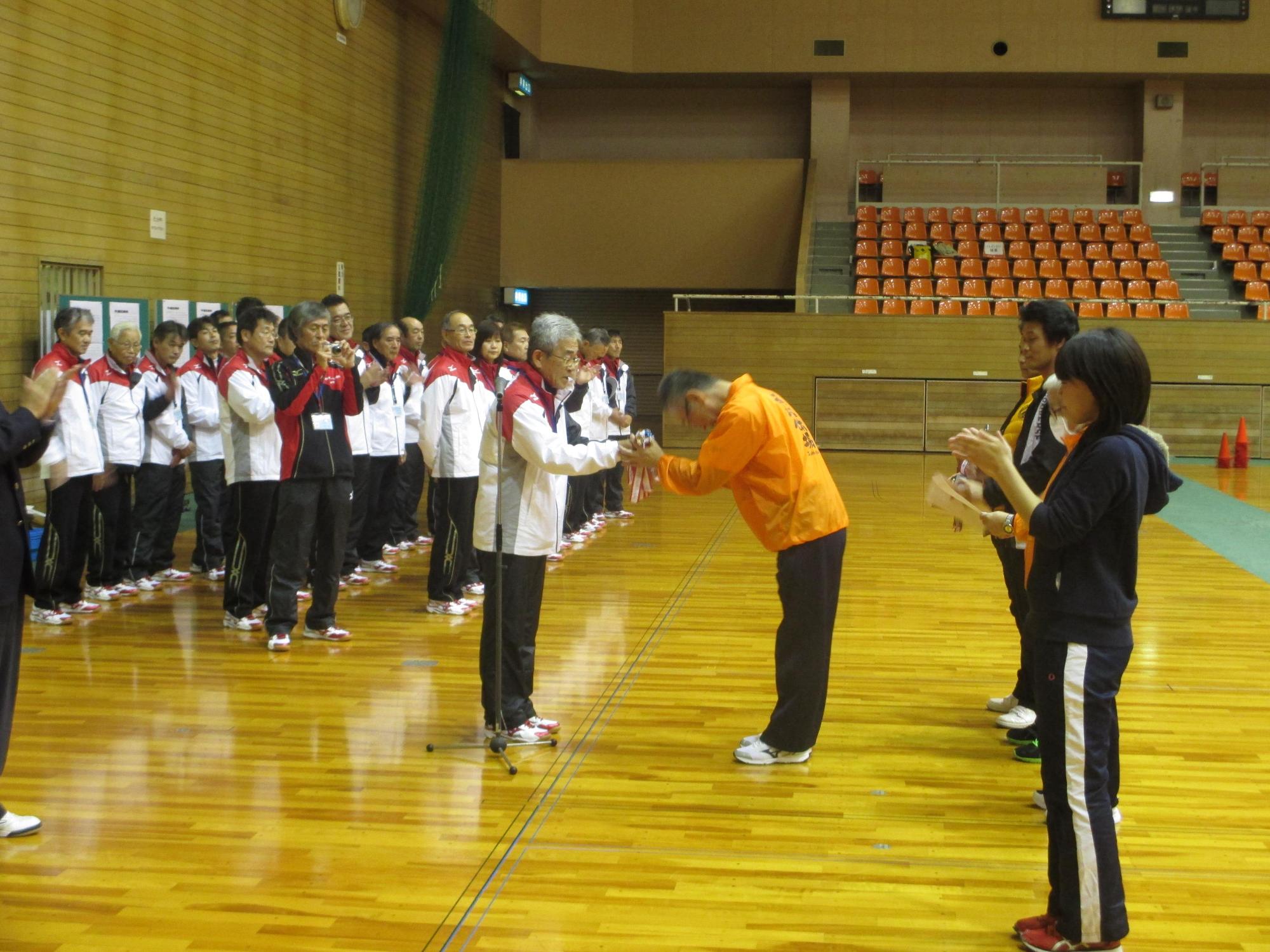 閉会式で表彰を受けている写真