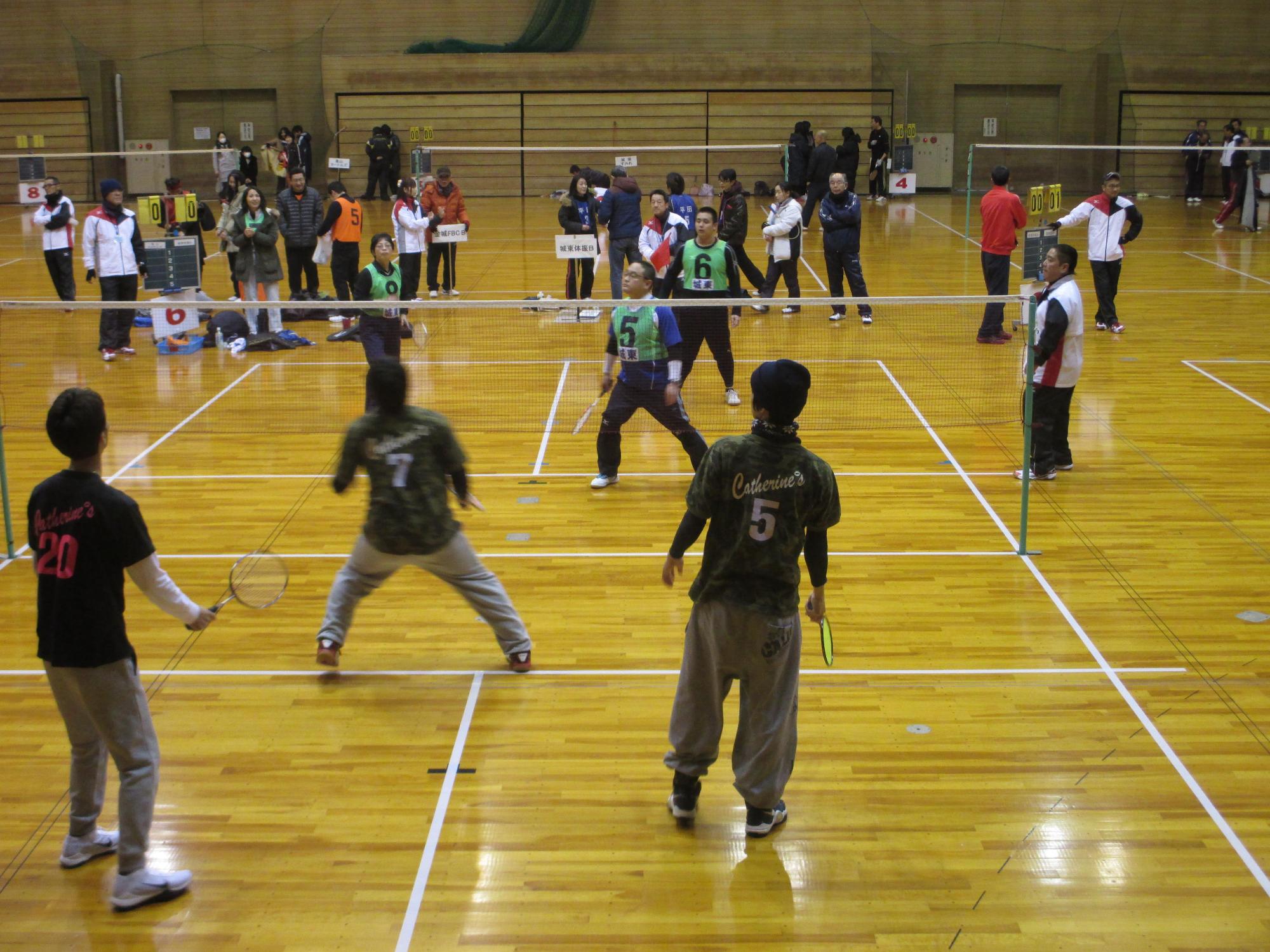 男女入り混じっての試合中の写真