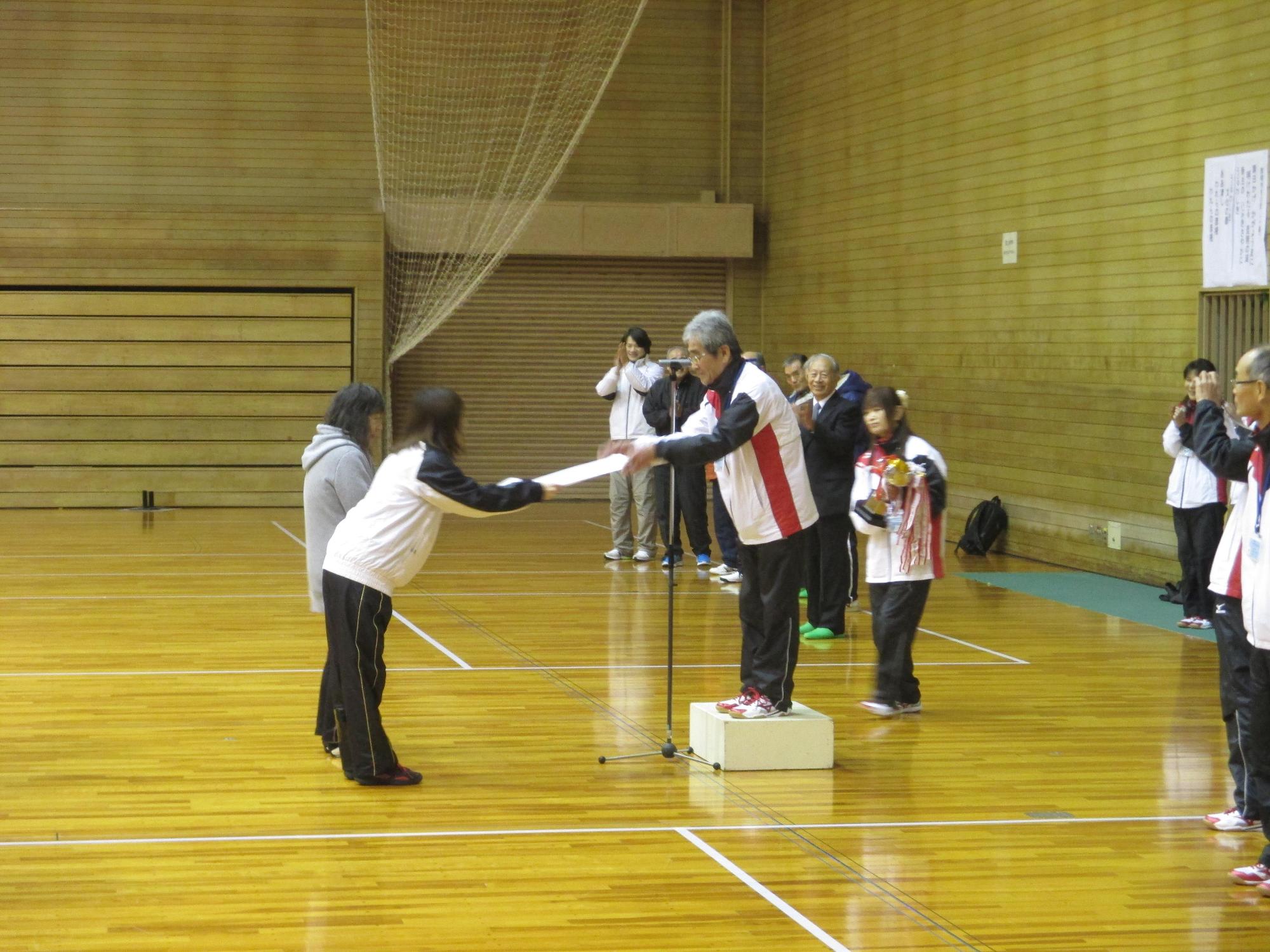 表彰状を受け取る女性2人の写真