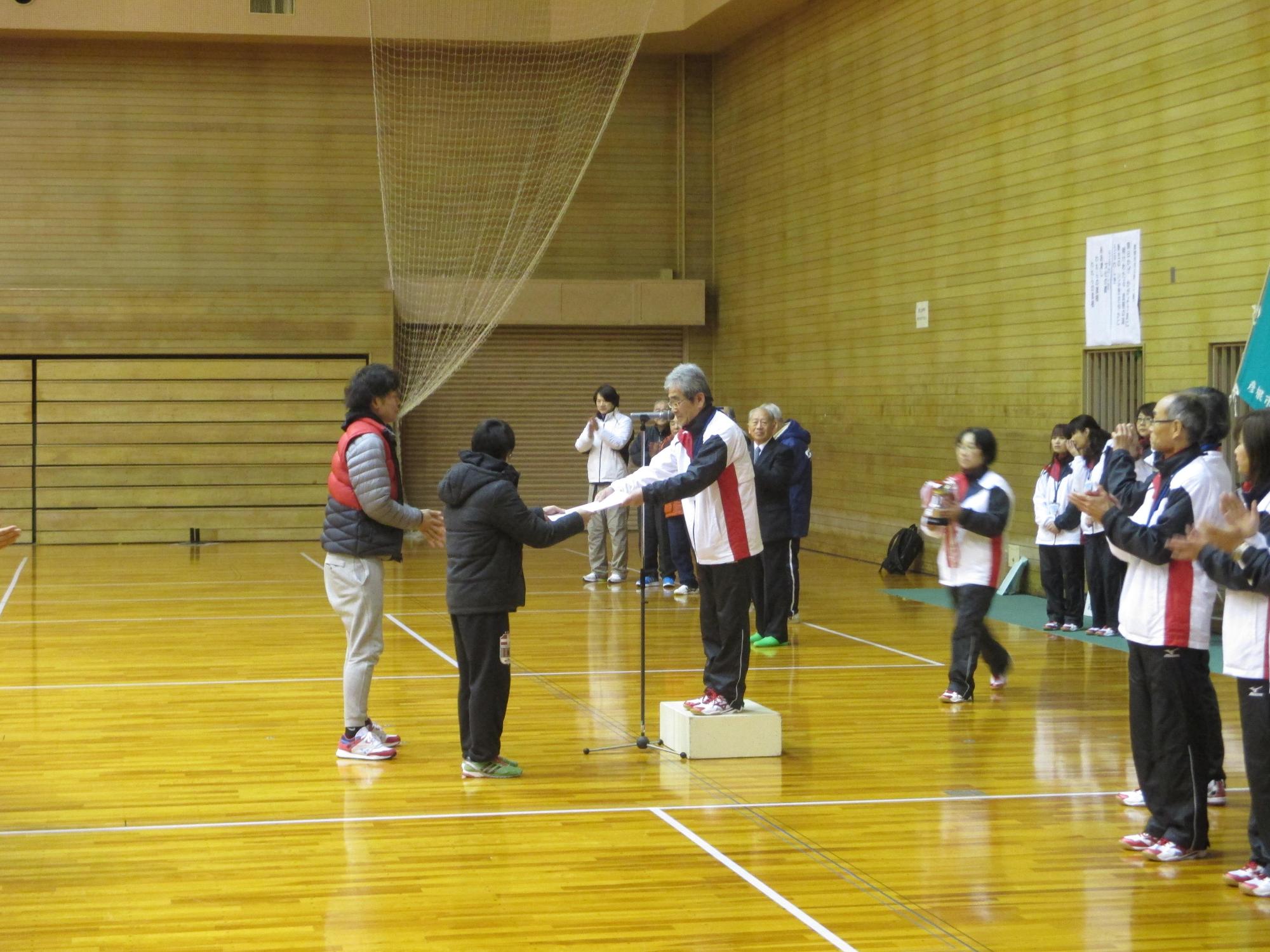 表彰状を受け取る男性2人の写真